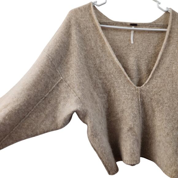 Free People Cashmere V Neck Oversized Cropped Sweater M Tan Cozycore Fall - Picture 3 of 8
